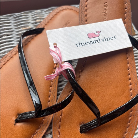 Vineyard Vines Black Skinny Strap Patent Leather Flip Flops 🐳 - Picture 3 of 5